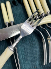 Набор столовых приборов из нерж. стали в кофре. Вилки и ножи с карболит ручками. Цена за 24пр. Картинка 7